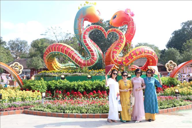 Cặp đôi linh vật rắn tại khu vực Đài tưởng niệm chiến sĩ trận vong là điểm chụp hình lưu niệm và tham quan lý tưởng của người dân, du khách Huế hiện nay. Ảnh: Mai Trang - TTXVN 