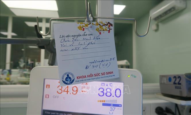 Lời ước nguyện mong con sớm xuất viện về nhà của bố mẹ. Ảnh: Đinh Hằng – TTXVN
