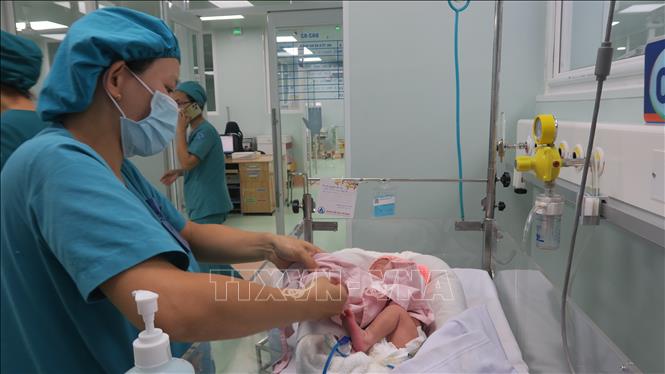  Một bé sơ sinh bị bỏ rơi được các điều dưỡng của Khoa Hồi sức sơ sinh chăm sóc và viết điều ước nguyện. Ảnh: Đinh Hằng – TTXVN                              