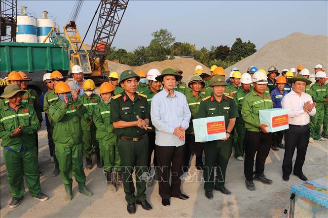 Bí thư Tỉnh ủy Tiền Giang Nguyễn Văn Danh (thứ 2 từ trái sang) tặng quà, chúc Tết cán bộ, chiến sĩ, công nhân các đơn vị thi công trên công trường. Ảnh: Minh Trí - TTXVN