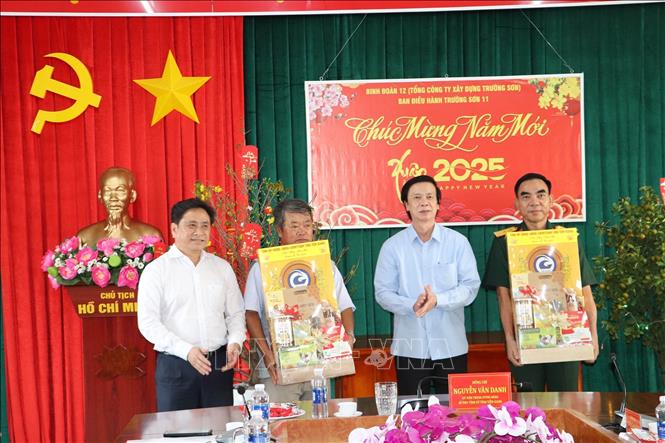 Bí thư Tỉnh ủy Tiền Giang Nguyễn Văn Danh (thứ 2 từ phải sang) tặng quà cho đơn vị thi công. Ảnh: Minh Trí - TTXVN