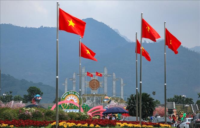 Cờ hoa rực rỡ trên các tuyến đường tại thành phố Hòa Bình. Ảnh: Trọng Đạt-TTXVN