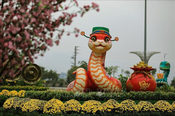 Linh vật rắn mừng xuân Ất Tỵ 2025 tạị quảng trường Hòa Bình. Ảnh: Trọng Đạt-TTXVN 