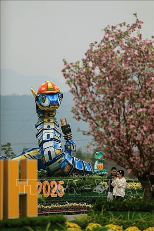 Linh vật rắn mừng xuân Ất Tỵ 2025 tạị quảng trường Hòa Bình. Ảnh: Trọng Đạt-TTXVN 