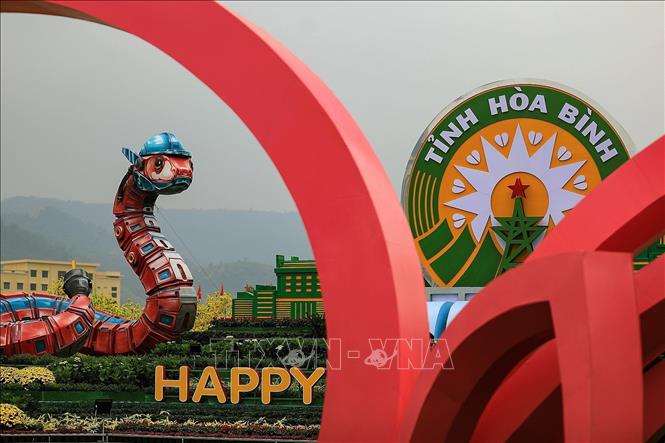 Linh vật rắn mừng xuân Ất Tỵ 2025 tạị quảng trường Hòa Bình. Ảnh: Trọng Đạt-TTXVN 