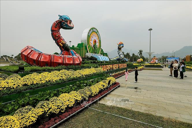 Linh vật mừng xuân 2025 tạị quảng trường Hòa Bình thu hút nhiều sự quan tâm của người dân tỉnh Hòa Bình. Ảnh: Trọng Đạt-TTXVN
