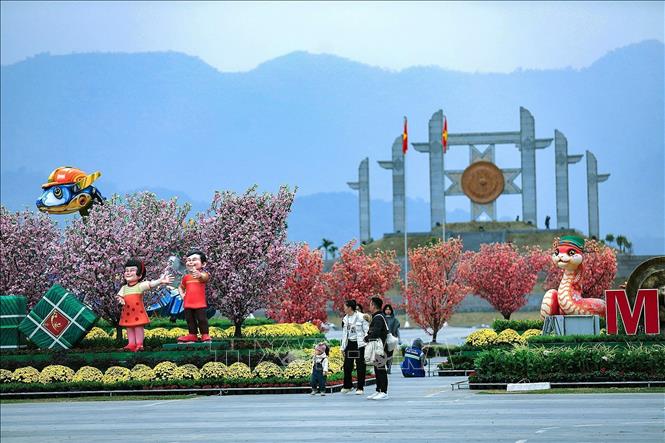 Linh vật mừng xuân 2025 tạị quảng trường Hòa Bình thu hút nhiều sự quan tâm của người dân tỉnh Hòa Bình. Ảnh: Trọng Đạt-TTXVN