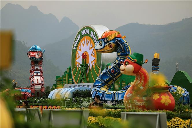 Linh vật rắn mừng xuân Ất Tỵ 2025 tạị quảng trường Hòa Bình. Ảnh: Trọng Đạt-TTXVN