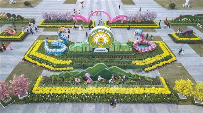 Linh vật mừng xuân 2025 tạị quảng trường Hòa Bình thu hút nhiều sự quan tâm của người dân tỉnh Hòa Bình