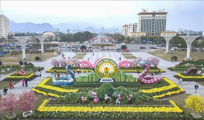 Linh vật mừng xuân 2025 tạị quảng trường Hòa Bình thu hút nhiều sự quan tâm của người dân tỉnh Hòa Bình