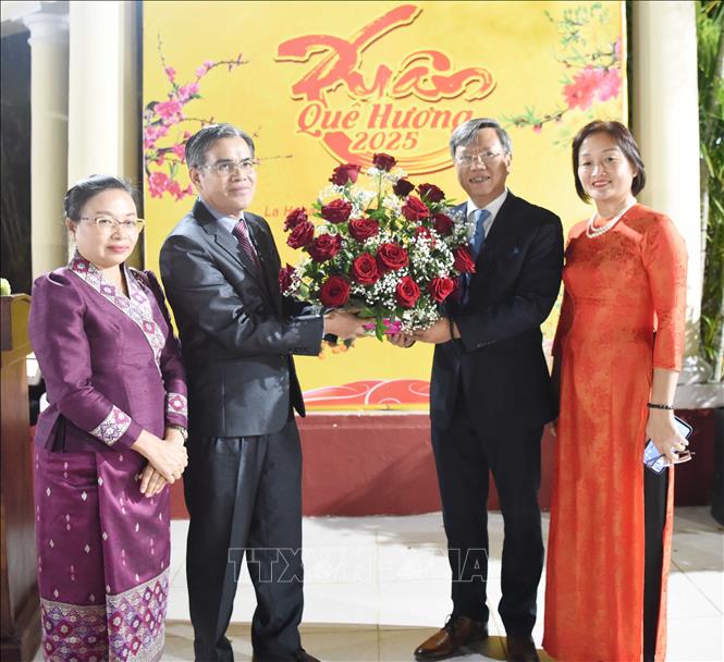 Đại sứ Lào Vanhtha Sengmeuang chúc mừng Đại sứ Lê Quang Long và cộng đồng người Việt nhân dịp Xuân mới Ất Tỵ. Ảnh: Việt Hùng - PV TTXVN tại Cuba