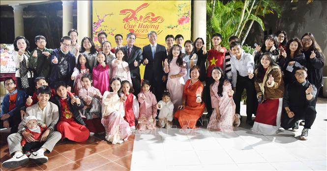 Đại sứ Lê Quang Long và Đại sứ Lào Vanhtha Sengmeuang cùng đại diện cộng đồng người Việt tại Cuba. Ảnh: Việt Hùng - PV TTXVN tại Cuba