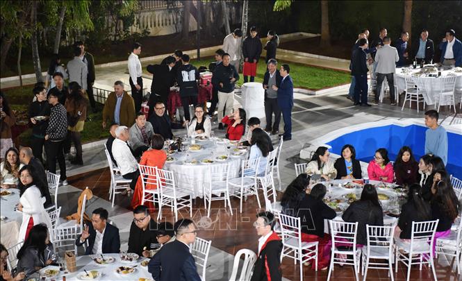 Cộng đồng người Việt tại Cuba tham gia trải nghiệm không gian văn hóa ẩm thực và hương vị tết cổ truyền Việt Nam. Ảnh: Việt Hùng - PV TTXVN tại Cuba