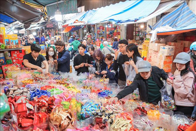 Khu vực mua bán bánh kẹo phố Hàng Giầy thu hút đông đảo người dân đến mua sắm dịp Tết Ất Tỵ. Ảnh: Hoàng Hiếu - TTXVN