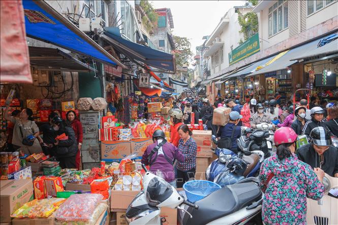 Nhộn nhịp người qua lại, mua bán bánh, mứt, kẹo... tại khu vực 