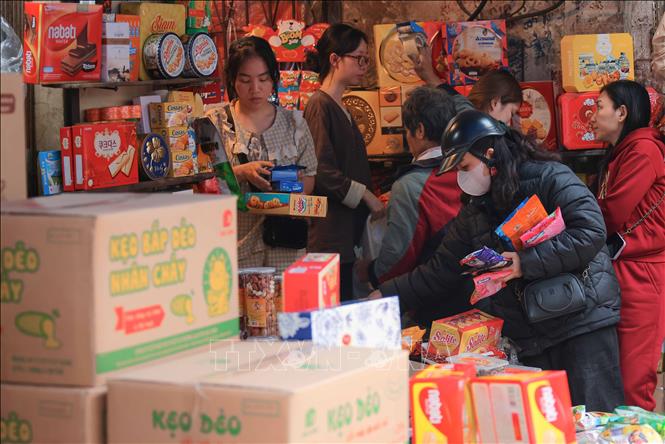 Nhiều người dân tìm đến khu vực phố Hàng Giầy để lựa chọn, tìm mua các loại bánh kẹo phù hợp. Ảnh: Hoàng Hiếu - TTXVN