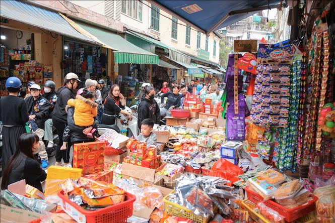 Không khí nhộn nhịp người qua lại, mua bán bánh, mứt, kẹo... tại khu vực 