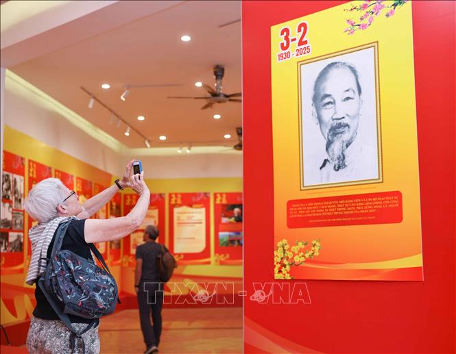 Du khách quốc tế tham quan triển lãm. Ảnh: Thanh Tùng - TTXVN