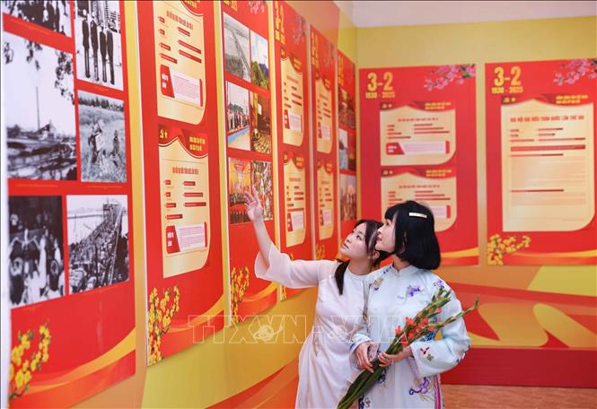Khách tham quan triển lãm. Ảnh: Thanh Tùng - TTXVN