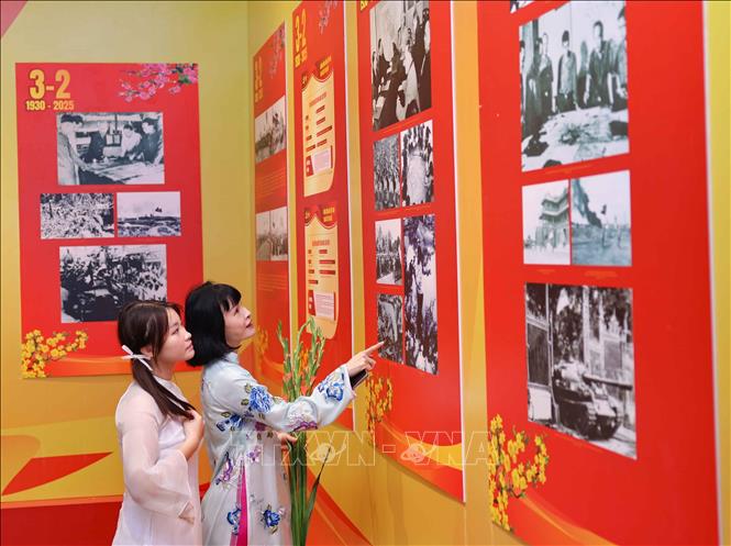 Triển lãm giúp công chúng thêm hiểu và tự hào về Đảng quang vinh, về Bác Hồ kính yêu, về Tổ quốc Việt Nam yêu dấu. Ảnh: Thanh Tùng - TTXVN