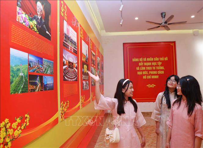 Thông qua triển lãm, mỗi chúng ta có thêm niềm tin và sự hứng khởi, nguyện một lòng đi theo Đảng, chung tay góp sức xây dựng đất nước giàu mạnh, phồn vinh. Ảnh: Thanh Tùng - TTXVN