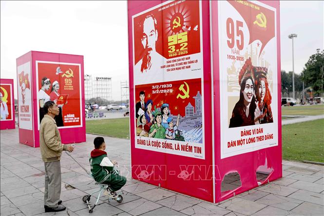 Người dân Vĩnh Phúc xem tranh cổ động tấm lớn được trưng bày tại Quảng trường Hồ Chí Minh thành phố Vĩnh Yên. Ảnh: Hoàng Hùng -TTXVN