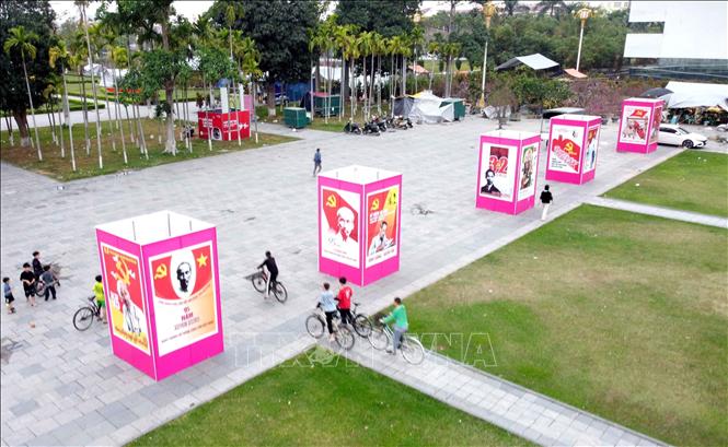Tranh cổ động tấm lớn được trưng bày tại Quảng trường Hồ Chí Minh thành phố Vĩnh Yên. Ảnh: Hoàng Hùng -TTXVN