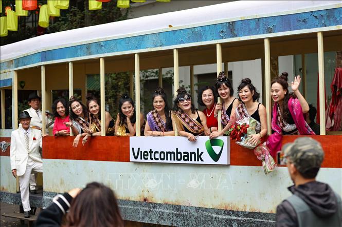 Ba toa tàu điện cũ - biểu tượng của Hà Nội những năm 1970, được tái hiện mang đến góc nhìn hoài niệm về sự giao thoa giữa hiện đại và truyền thống. Ảnh: Thanh Tùng - TTXVN