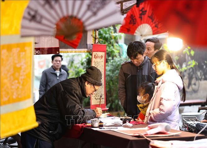 Xin chữ ngày Xuân trong không gian 