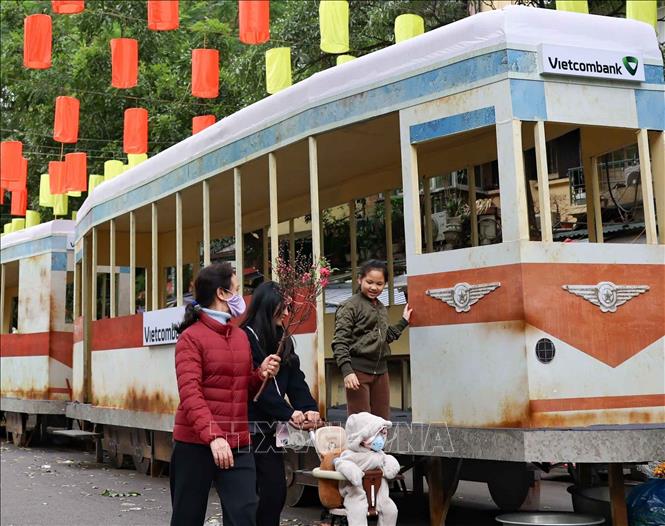 Ba toa tàu điện cũ - biểu tượng của Hà Nội những năm 1970, được tái hiện mang đến góc nhìn hoài niệm về sự giao thoa giữa hiện đại và truyền thống. Ảnh: Thanh Tùng - TTXVN