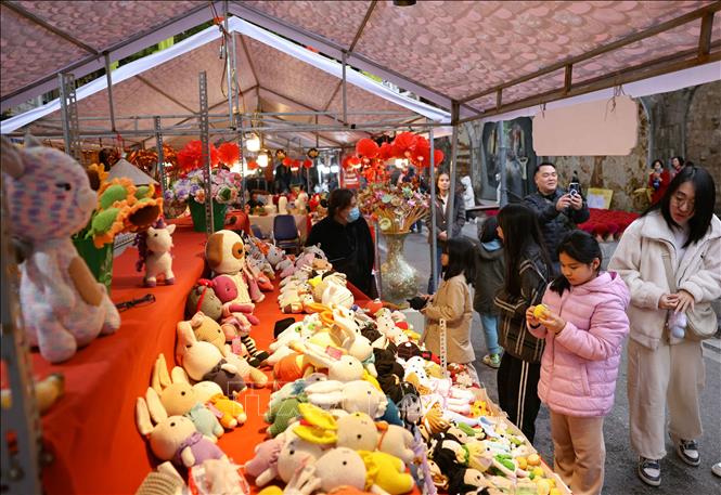Các gian hàng trưng bày những sản phẩm thủ công mỹ nghệ và đặc sản từ các làng nghề truyền thống, không chỉ phục vụ nhu cầu mua sắm Tết của người dân mà còn thu hút du khách ghé thăm. Ảnh: Thanh Tùng - TTXVN