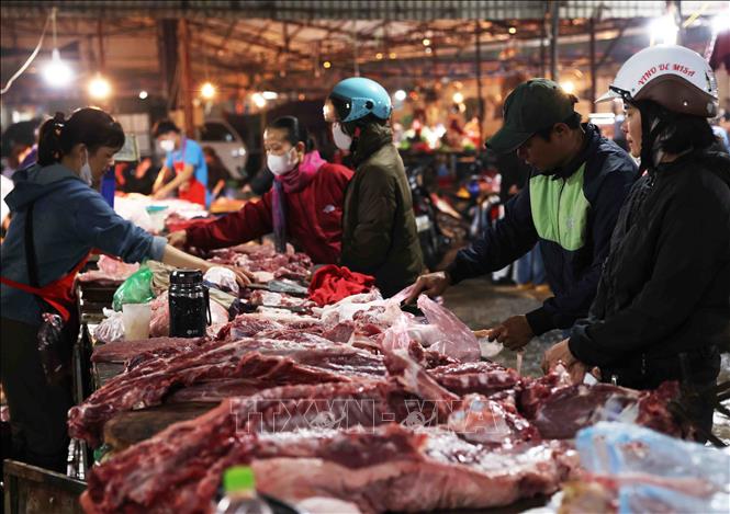 Mua, bán thực phẩm tươi sống tại chợ Nam Từ Liêm, Hà Nội. Ảnh: Vũ Sinh - TTXVN