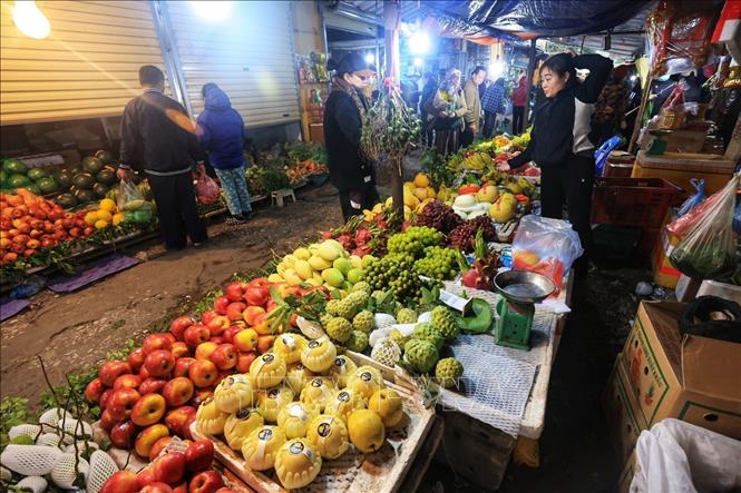 Hoa quả được bày bán tại chợ Khương Đình, quận Thanh Xuân. Ảnh: Tuấn Anh  - TTXVN 