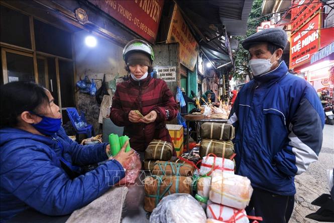 Bánh chưng, giò lụa là món không thể thiếu trong mâm cỗ của mỗi người dân Việt. Ảnh: Tuấn Anh  - TTXVN 