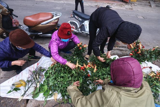 Hoa hồng là loài hoa không thể thiếu trong mâm cúng Giao thừa. Ảnh: Tuấn Anh  - TTXVN 