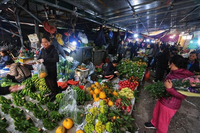 Hoa quả là mặt hàng được nhiều người mua tại các khu chợ. Ảnh: Tuấn Anh  - TTXVN 