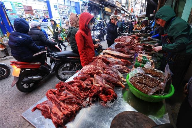 Các mặt hàng thực phẩm được bán tại chợ phục vụ ngu cầu của người dân. Ảnh: Tuấn Anh  - TTXVN 