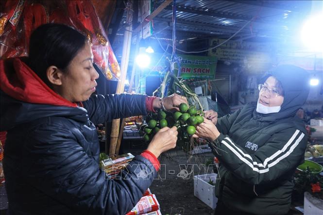 Quả cau không thể thiếu trong mâm cúng của các gia đình. Ảnh: Tuấn Anh  - TTXVN 