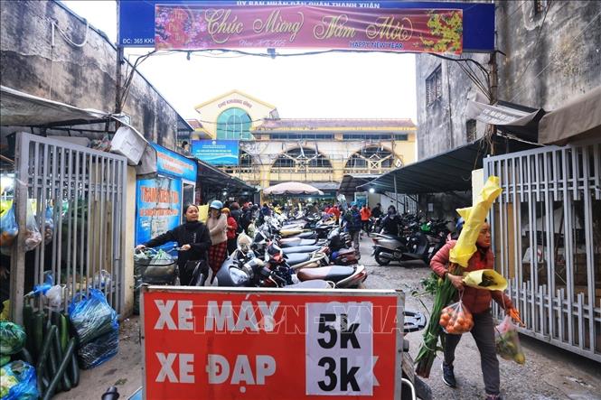 Những ngày giáp Tết nhưng giá vé gửi xe tại các chợ vẫn được giữ nguyên. Ảnh: Tuấn Anh  - TTXVN 