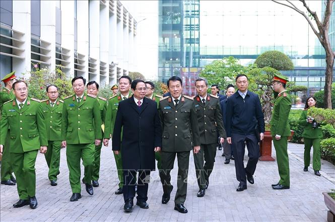 Prime Minister Pham Minh Chinh extends Tet greetings to police officers at the Police Department for Administrative Management of Social Order. VNA Photo: Dương Giang 