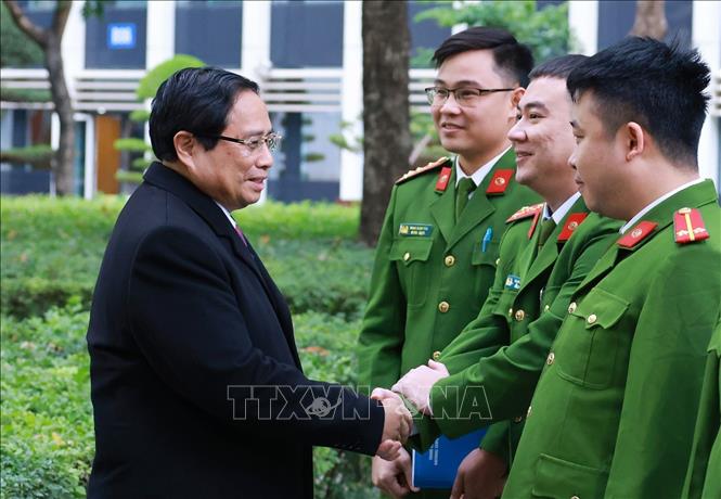 Prime Minister Pham Minh Chinh extends Tet greetings to police officers at the Police Department for Administrative Management of Social Order. VNA Photo: Dương Giang