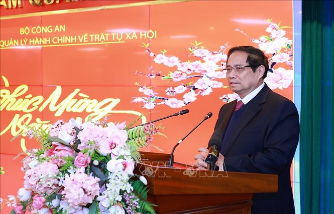 Prime Minister Pham Minh Chinh talks to police officers at the Police Department for Administrative Management of Social Order. VNA Photo: Dương Giang