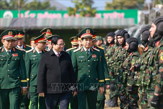 Thủ tướng Phạm Minh Chính kiểm tra công tác sẵn sàng chiến đấu của Lữ đoàn Trinh sát đặc nhiệm K3. Ảnh: Dương Giang-TTXVN
