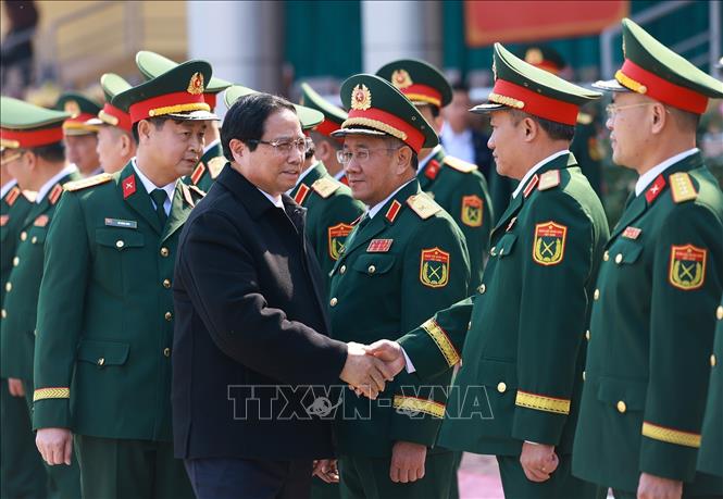Thủ tướng Phạm Minh Chính với lãnh đạo Bộ Quốc phòng và Tổng cục II. Ảnh: Dương Giang-TTXVN
