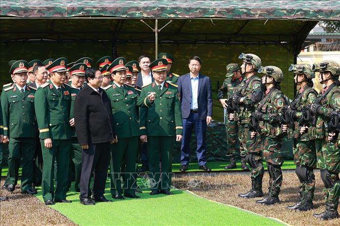 Thủ tướng Phạm Minh Chính kiểm tra công tác sẵn sàng chiến đấu của cán bộ, chiến sĩ Lữ đoàn Trinh sát đặc nhiệm K3. Ảnh: Dương Giang-TTXVN
