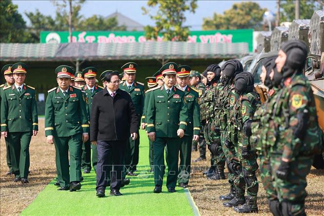 Thủ tướng Phạm Minh Chính kiểm tra công tác sẵn sàng chiến đấu của Lữ đoàn Trinh sát đặc nhiệm K3. Ảnh: Dương Giang-TTXVN
