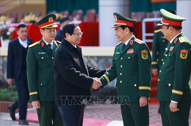 Thủ tướng Phạm Minh Chính với lãnh đạo Bộ Quốc phòng. Ảnh: Dương Giang-TTXVN
