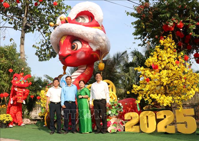 Độc đáo linh vật rắn tại phường Tương Bình Hiệp, thành phố Thủ Dầu Một, tỉnh Bình Dương. Ảnh: Dương Chí Tưởng-TTXVN