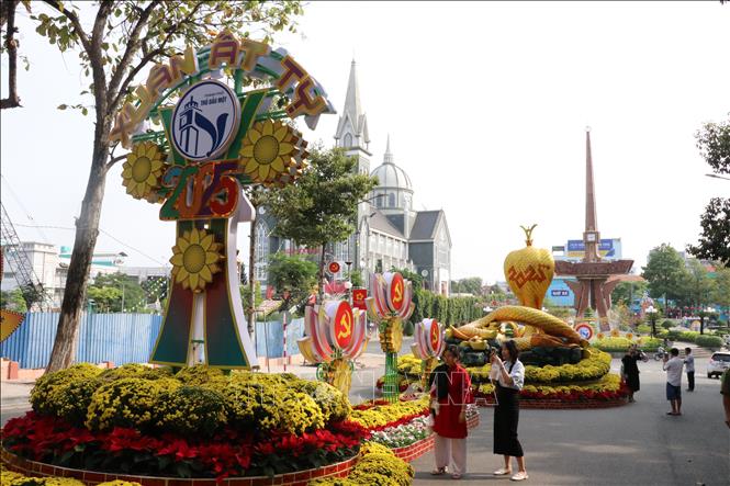 Thành phố Thủ Dầu Một, tỉnh Bình Dương trang trí đón Xuân. Ảnh: Dương Chí Tưởng-TTXVN