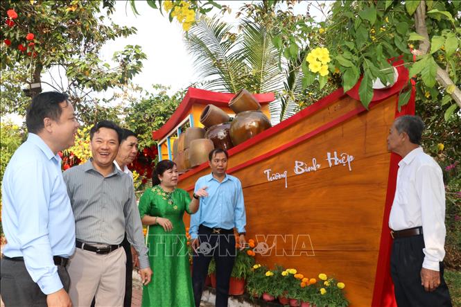 Tại Tương Bình Hiệp xây dựng một chuỗi cụm sản phẩm của làng nghề 300 năm gắn với nghề truyền thống lu hũ của Làng gốm Đại Hưng. Ảnh: Dương Chí Tưởng-TTXVN